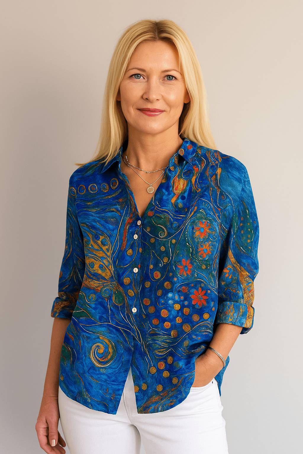 V - hals blouse in stijlvolle prints, knoopsluiting en zakken - Zovora